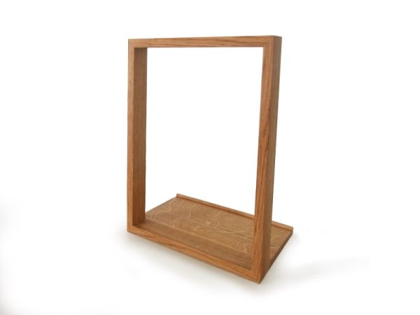 Vinyl b-Seite Plattenregal Eiche das kleine b: Modernes Schallplattenregal aus hellem Eichenholz, minimalistisches Design.